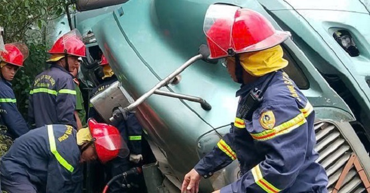 Giải cứu tài xế mắc kẹt trong cabin xe sau tai nạn trên cao tốc ở Đà Nẵng