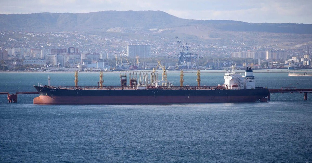 Đang di chuyển thì Mỹ bất ngờ "bật đèn xanh", hơn 19 triệu thùng dầu Nga lênh đênh trên biển