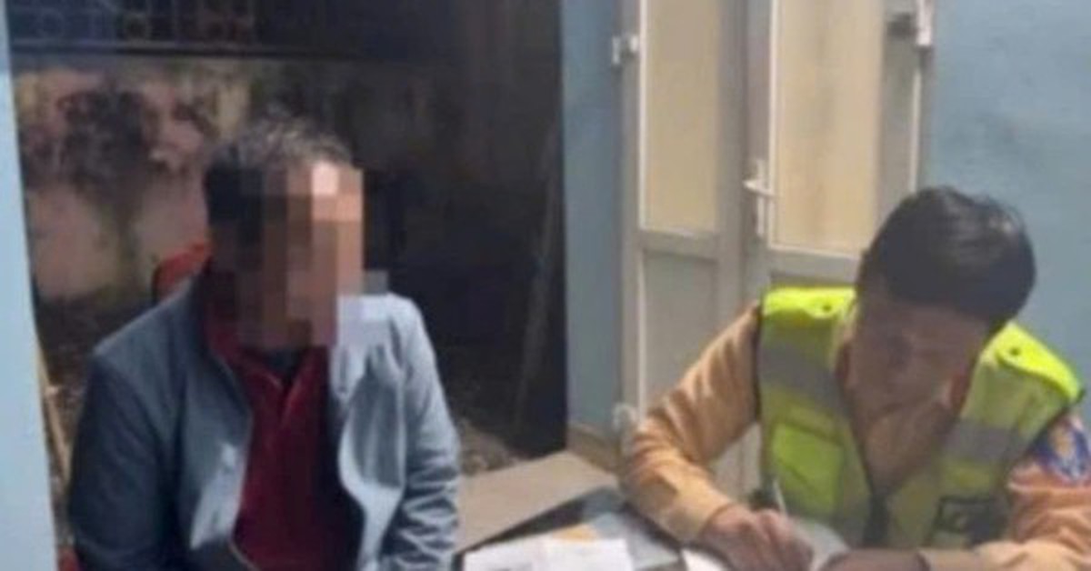 Đã chạy vào làn ngược chiều trên cao tốc, xe khách còn chèn ép xe đi đúng chiều