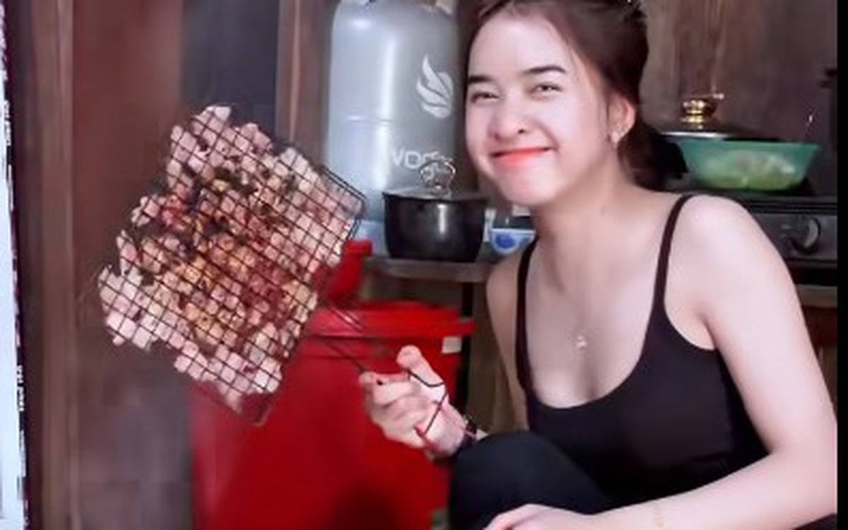Cận cảnh nhan sắc xinh đẹp trong sáng của bông hoa núi rừng Bana Yona Cươn ở tuổi 22