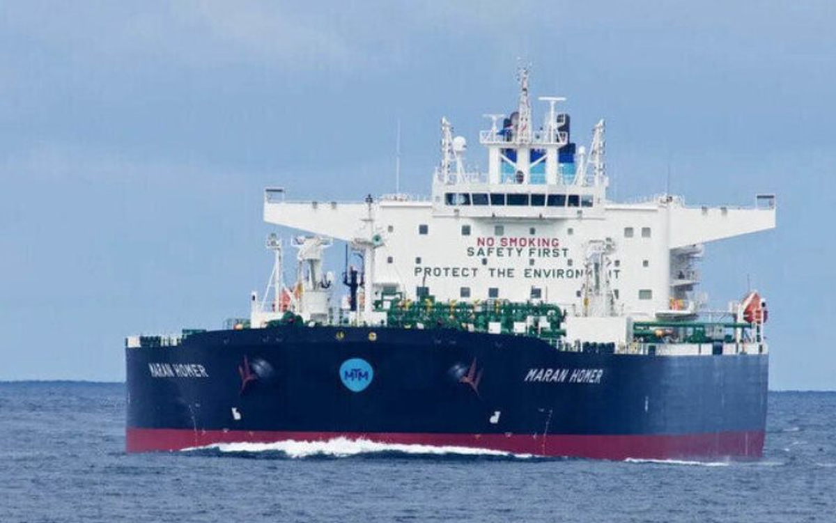 Kiểm tra bất ngờ, phát hiện một tàu chở dầu dài 228m đang âm thầm di chuyển đến Nga, treo cờ giả Comoros để né tránh trừng phạt