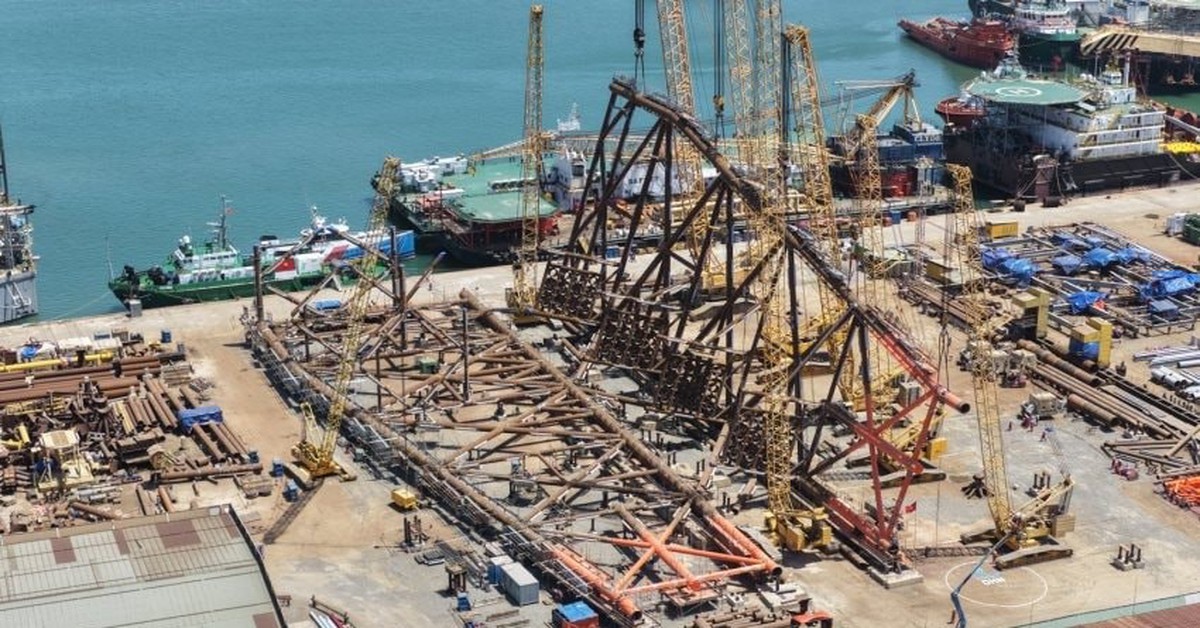 Huy động dàn cần cẩu hạng nặng lắp dựng cấu kiện 1.200 tấn tại dự án 4.000 tỷ đồng