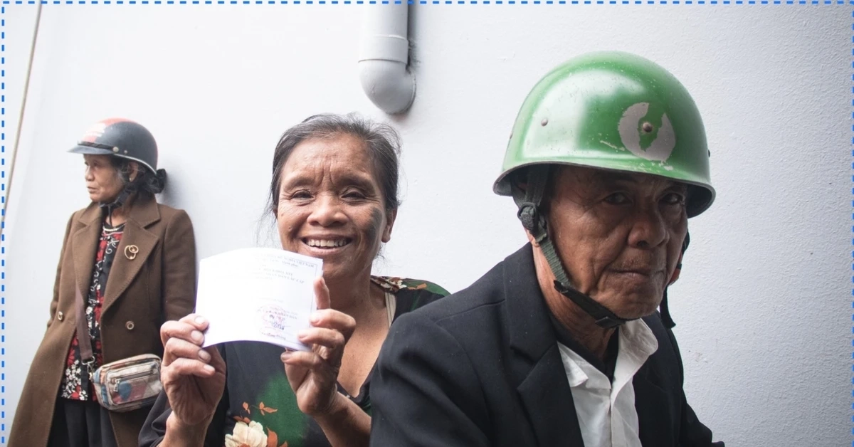 Cử tri xóm ngụ cư "độc nhất vô nhị" ở bãi giữa sông Hồng đi bầu cử