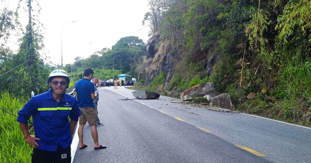 Di chuyển khối đá 16 tấn chênh vênh trên đèo Bảo Lộc uy hiếp người qua lại