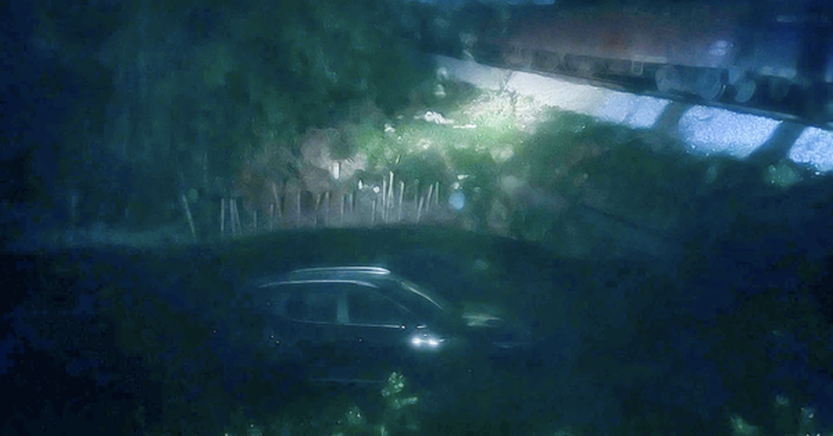 Băng qua đường sắt, xe ô tô bị tàu hỏa tông văng xuống mương nước