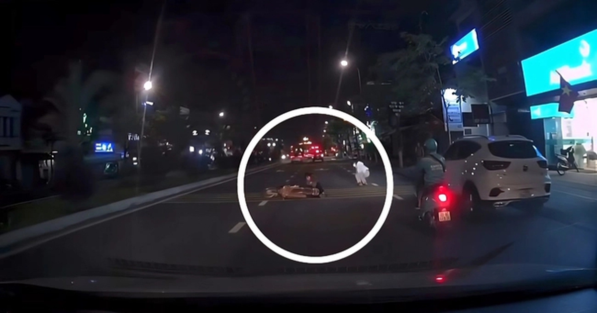 Truy tìm tài xế ô tô vượt ẩu, tông 2 người đi xe máy rồi bỏ chạy