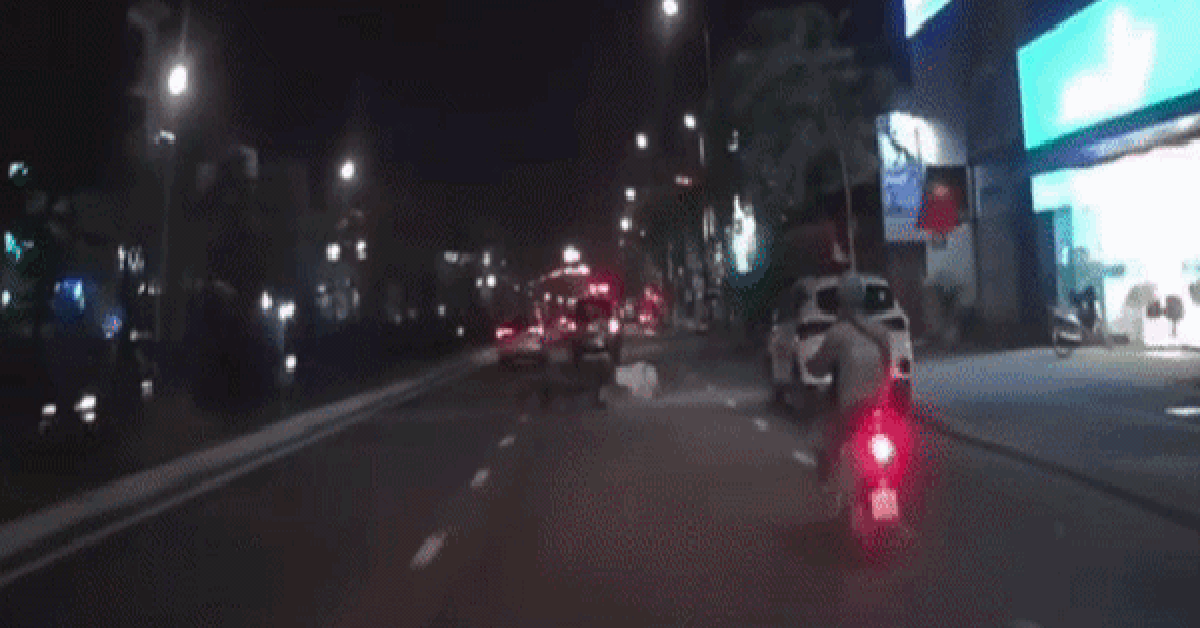 CLIP: Xe ô tô 7 chỗ gây tai nạn rồi ngang nhiên rời khỏi hiện trường