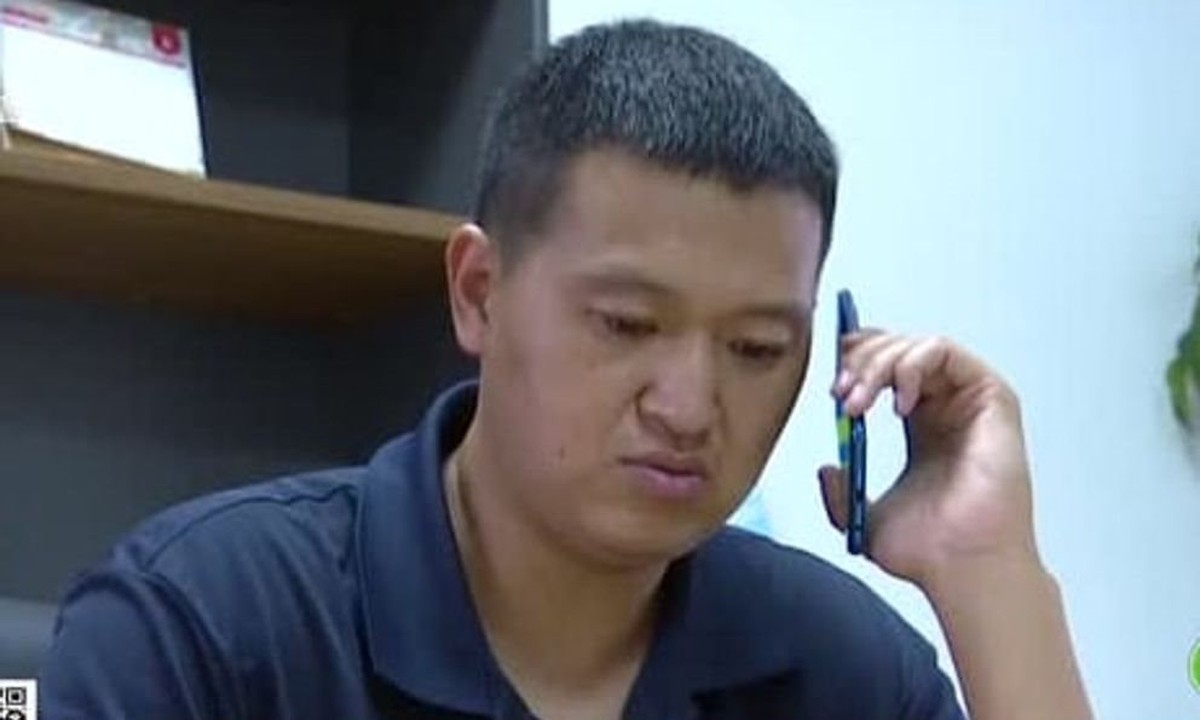 Sau khi chuyển khoản thành công 755 triệu đồng giúp lãnh đạo, người đàn ông kiểm tra tài khoản rồi vội báo công an