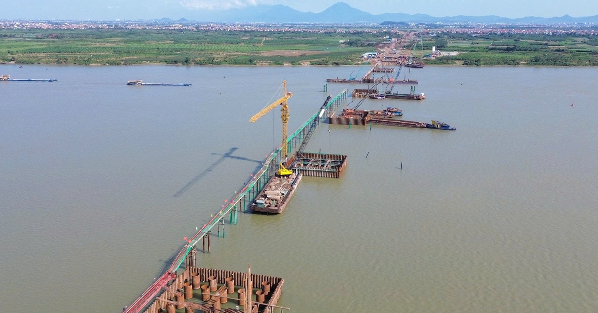 Đại công trường cầu Hồng Hà vượt sông Hồng sau 5 tháng thi công