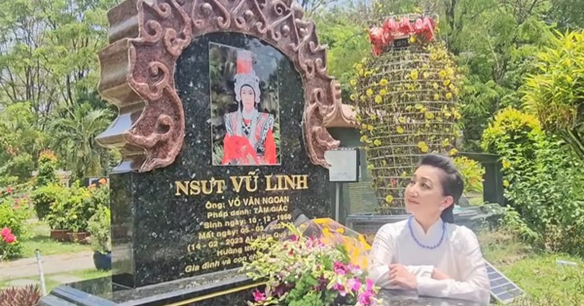 Nữ NSƯT từ Mỹ về thăm mộ Vũ Linh, quỳ bên mộ nói 1 điều