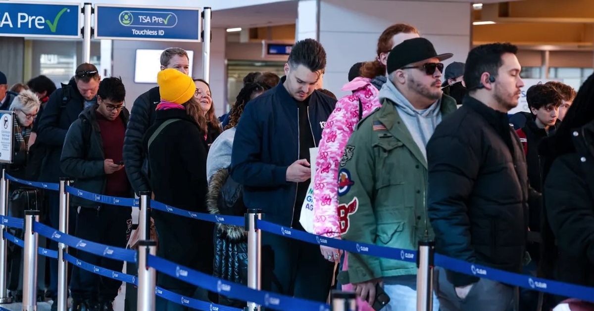 Mỹ sắp đóng cửa loạt sân bay, 50.000 nhân viên ...