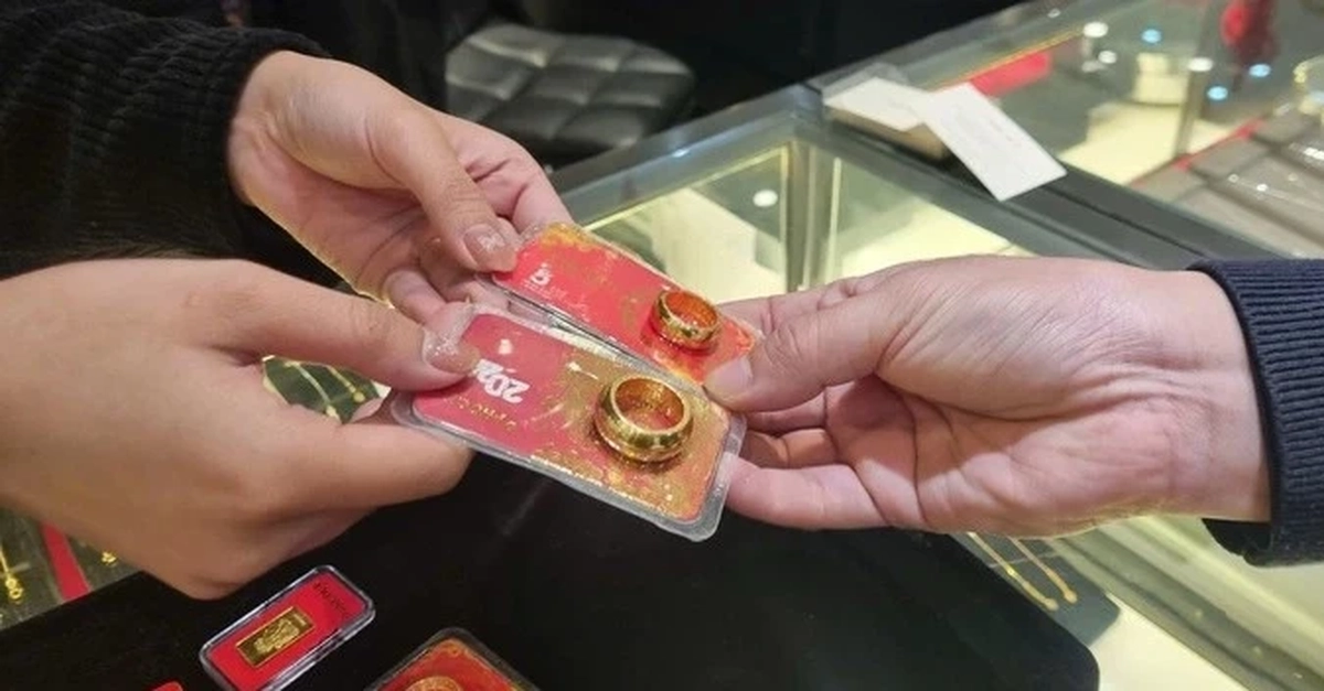 Giá vàng rung lắc mạnh