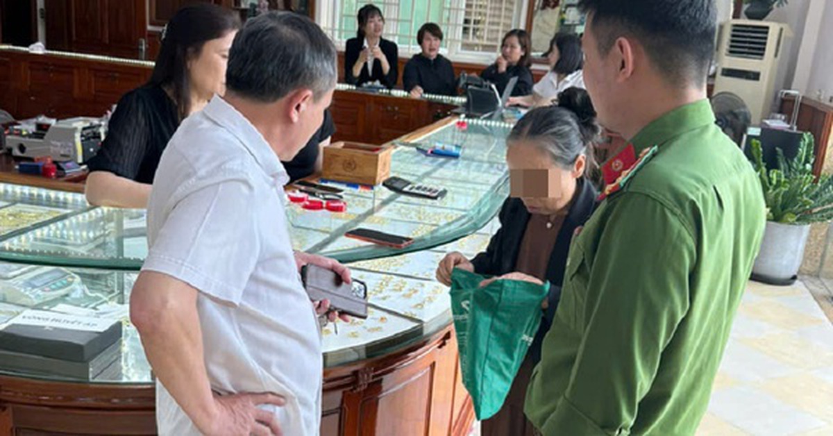 Cụ bà ở Nghệ An mang 19 chỉ vàng đi bán để chứng minh tài sản "sạch"