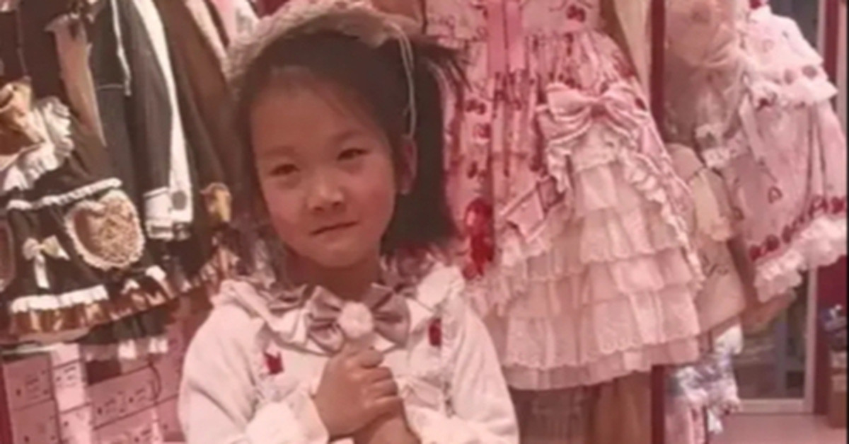 Bức ảnh bé gái trong cửa hàng quần áo "tố cáo" sự bất lực của nhiều cha mẹ!