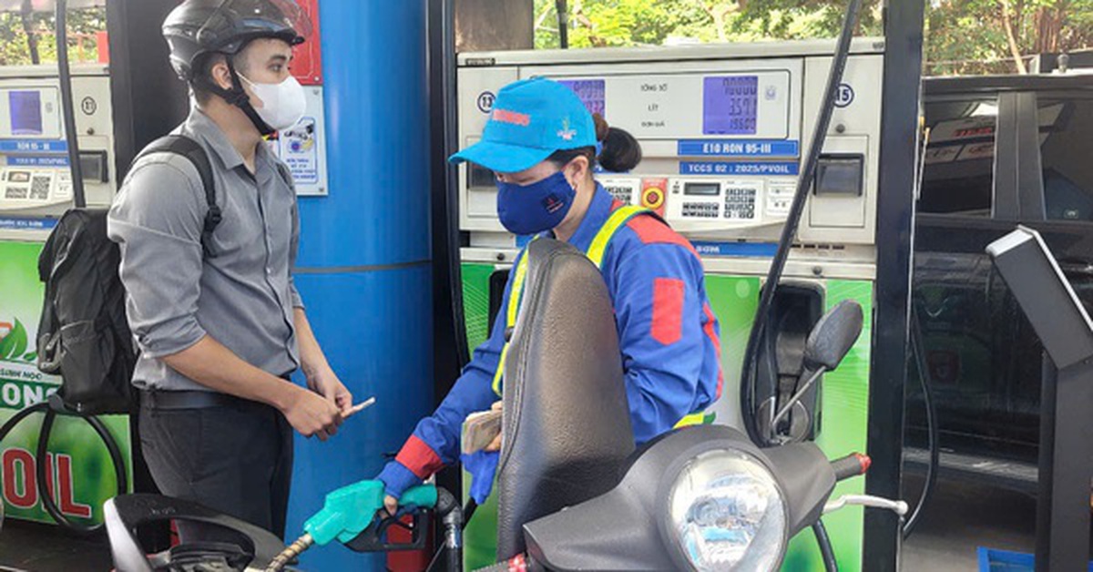 Giá xăng RON95-III tăng hơn 4.100 đồng/lít, dầu diesel tăng hơn 5.300 đồng/lít