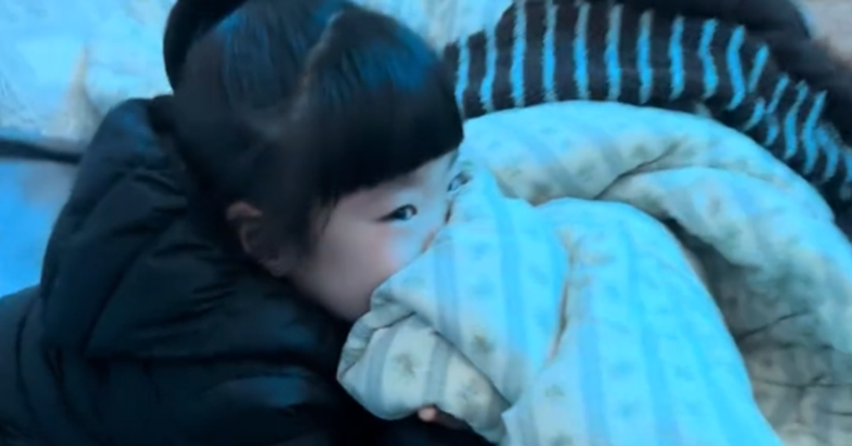 Bố đi làm xa, con gái một mình chạy vào phòng rồi làm hành động khiến mẹ ôm mặt khóc nức nở