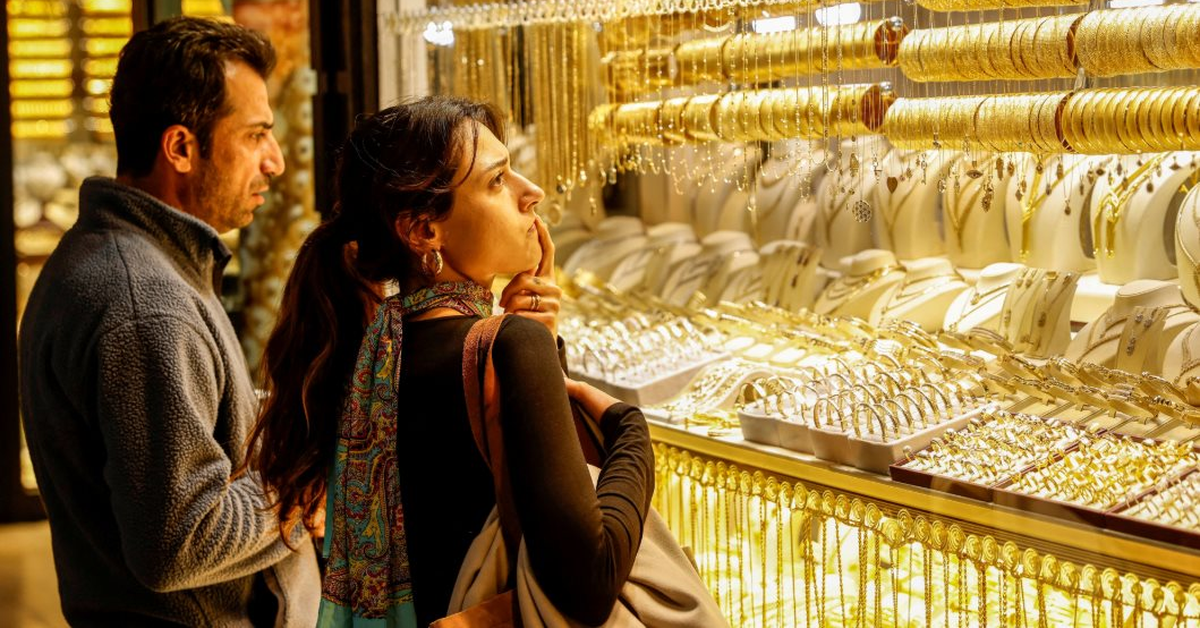 Giá vàng trên đà sụt mạnh nhất trong 6 năm, chuyên gia cảnh báo nhà đầu tư chớ vội ‘bắt đáy’: Vì sao?