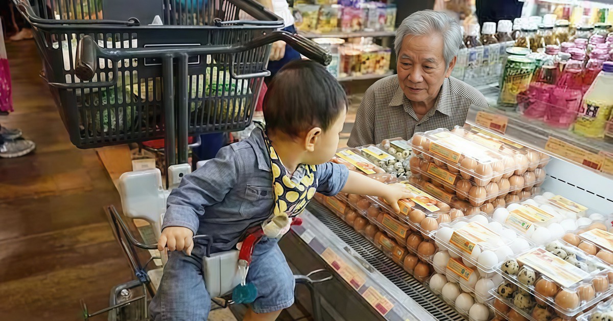 Cháu làm vỡ hết trứng trong siêu thị, ông nội có cách xử lý lay động lòng người