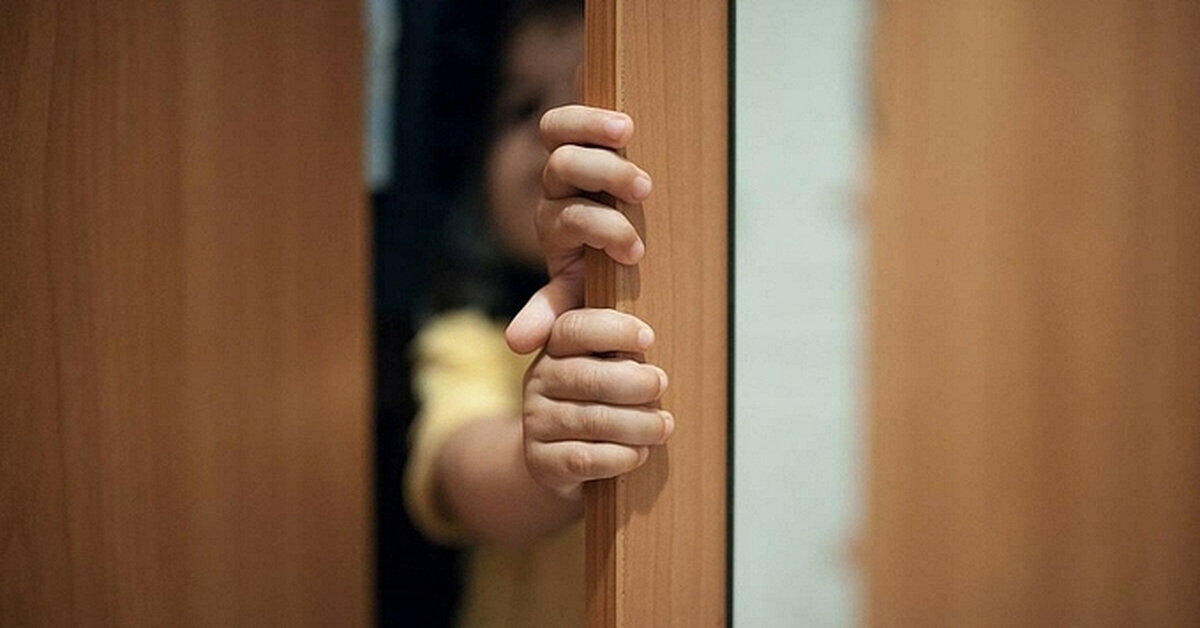 "Tối qua bố đánh mẹ, mẹ hét lên đau đớn" - Đứa trẻ mách khiến bà ngoại đỏ mặt xấu hổ, suýt làm rơi cả cốc nước