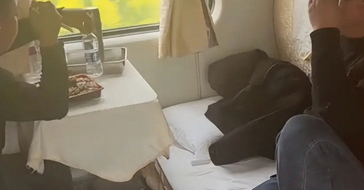 Vụ việc trên tàu hỏa khiến nhiều người ngán ngẩm: Sợ nhất kiểu "con nhà lính tính nhà quan"!