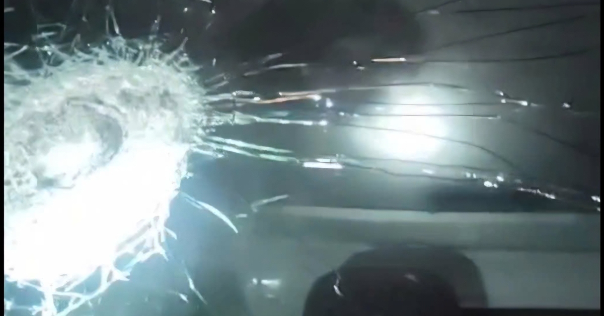 Nhiều ô tô vỡ kính khi chạy trên cao tốc qua Quảng Trị, nghi bị ném đá