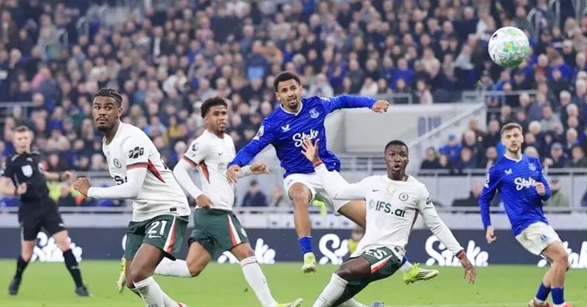 Everton gia nhập cuộc đua Champions League