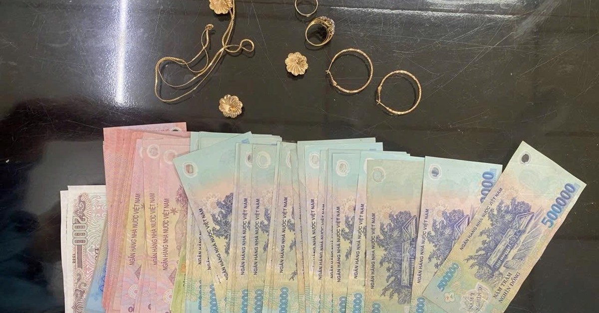 Phát hiện 78 tờ tiền có mệnh giá từ 2.000 - 500.000 đồng trong chiếc túi bỏ quên trên chuyến tàu Bắc - Nam