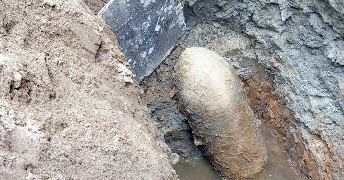 Phát hiện quả bom nặng 350 kg còn nguyên kíp nổ khi đào móng xây nhà