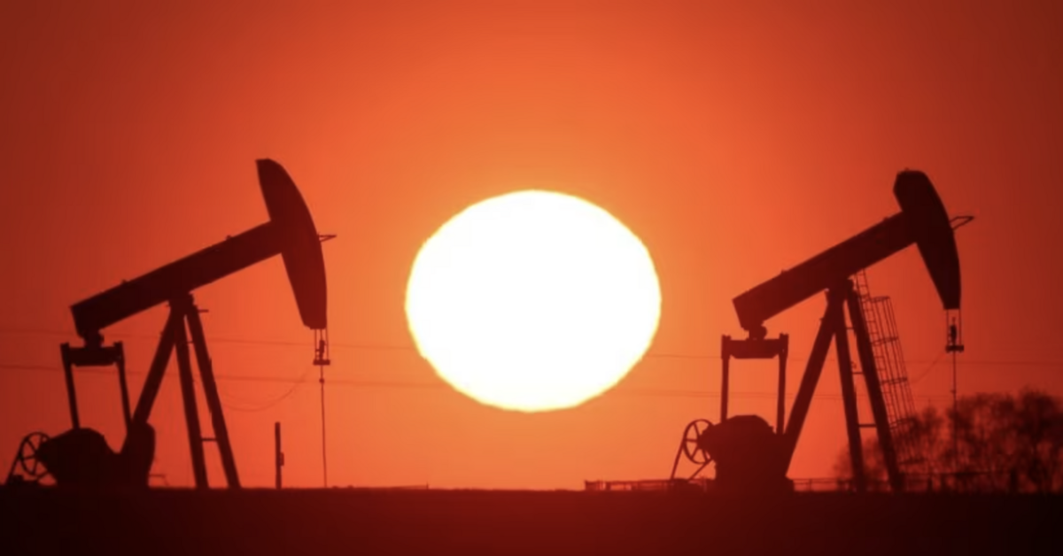 Giá dầu tăng vọt sau tối hậu thư của ông Trump về Iran