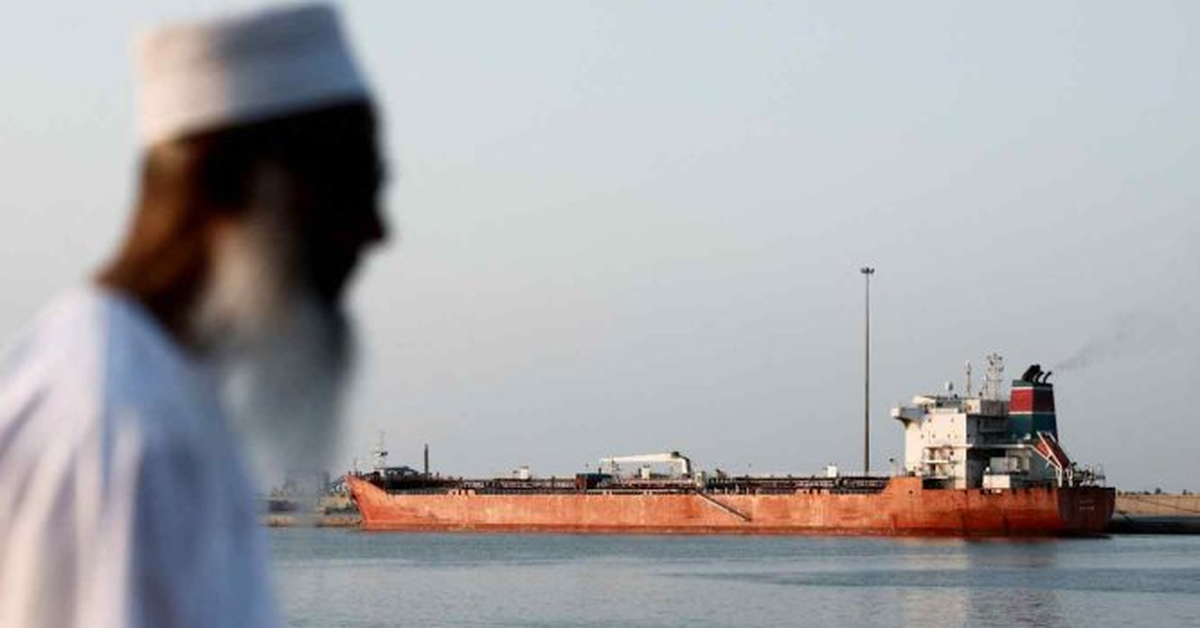 Chưa từng có: Một tàu "bị tháo dỡ" từ nhiều năm trước vừa "trót lọt" đi qua Eo biển Hormuz, không ai biết đang chở dầu hay khí đốt