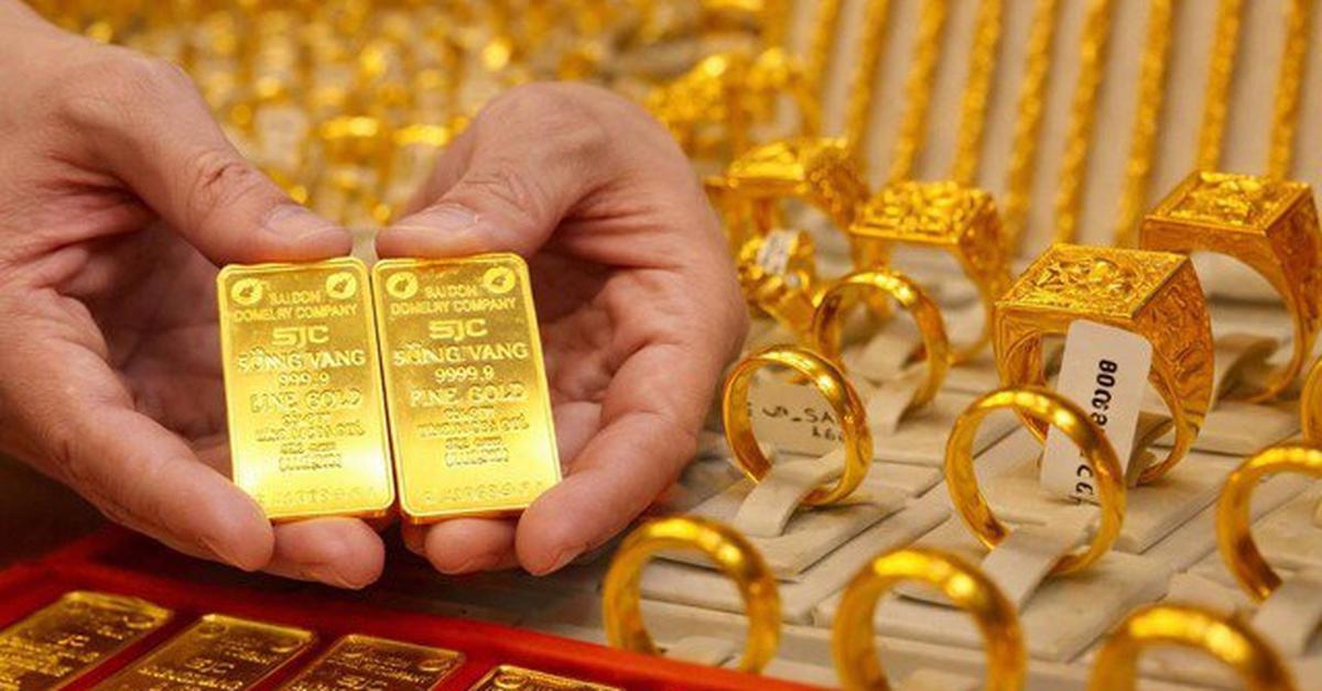 Cầm 2 cây vàng, ngày ngày "thấp thỏm" canh bảng giá: Nhiều người “đứng ngồi không yên” khi vàng giảm tới 10 triệu đồng/lượng sau 1 tuần
