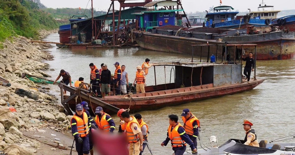 Lật tàu hút cát trên sông Hồng, 1 người chết, 1 người mất tích