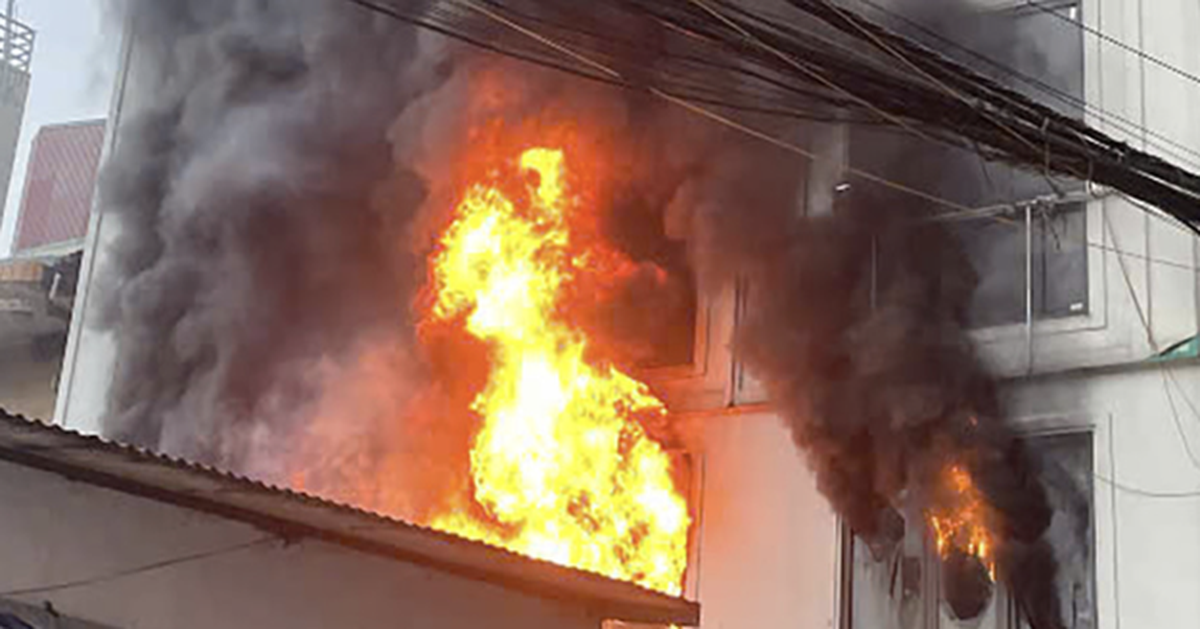 Cháy dữ dội nhà 7 tầng, phá mái nhà đưa thang xuống cứu người