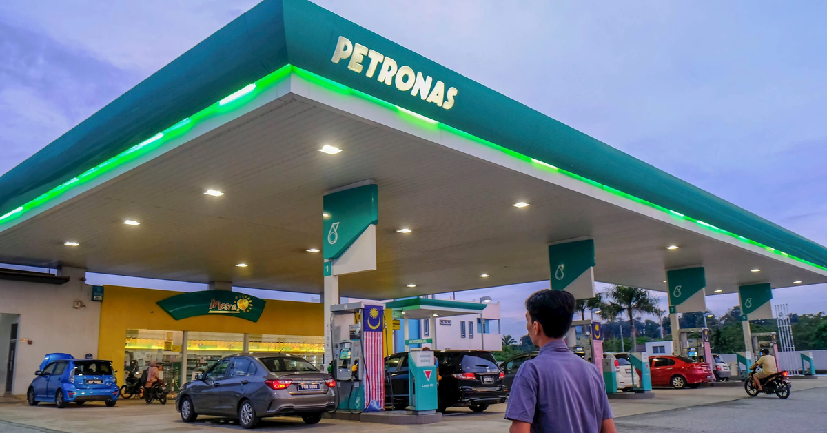 Ở một nước gần Việt Nam, giá xăng dầu có loại đang là 14.500 đồng/lít