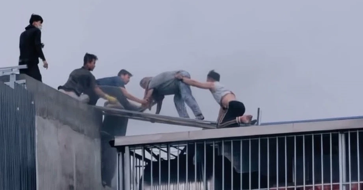 Giây phút cứu người mắc kẹt trong vụ cháy nhà 7 tầng trên đường Lĩnh Nam