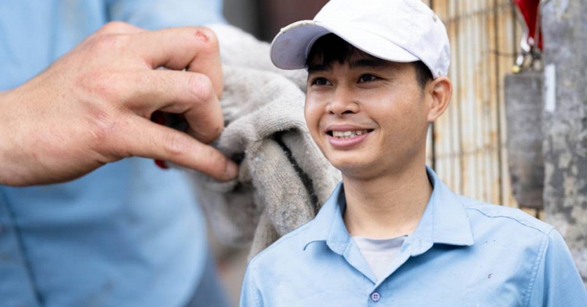 Danh tính người đàn ông phá mái tôn cứu người trong đám cháy rồi âm thầm rời đi: “Ông trời có mắt hết. Mình giúp được gì thì giúp thôi”