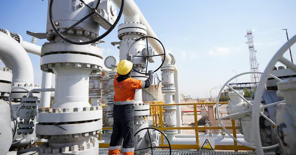 Khổ như quốc gia hàng xóm của Iran: Từng sản xuất 4 triệu thùng dầu/ngày nay phải cắt giảm 80% sản lượng vì eo biển Hormuz bị khoá