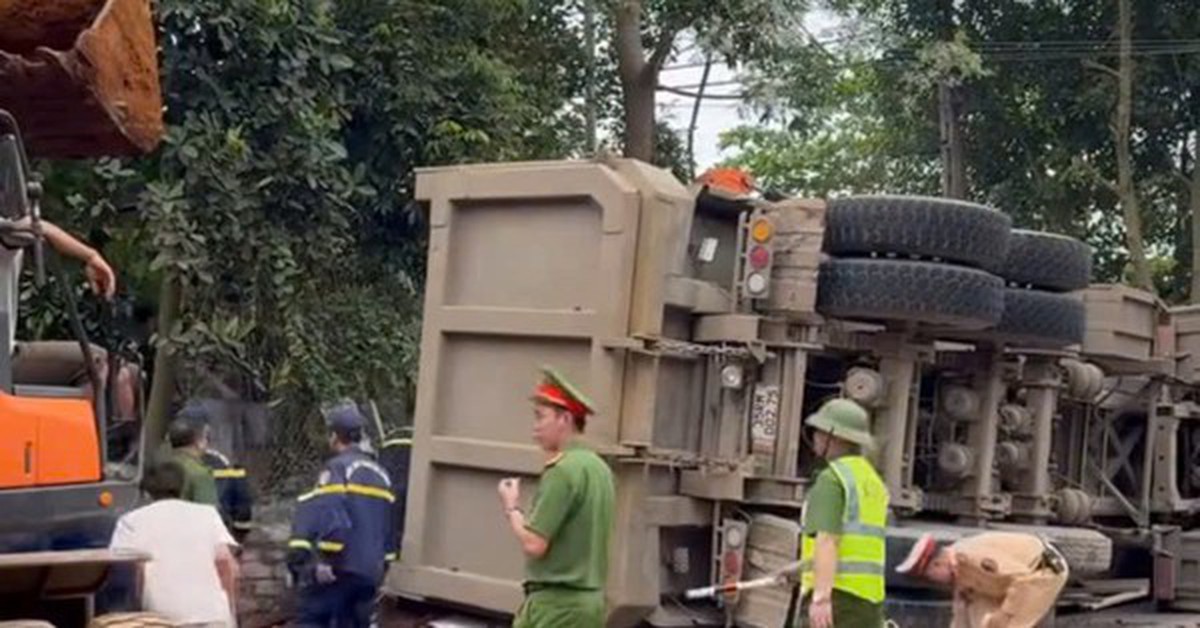 Xe tải chở đất lật đè nát xe ô tô con, xe máy, 2 người tử vong