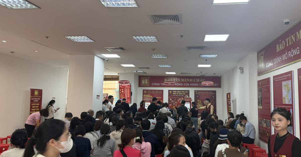 Bảo Tín Minh Châu mở cửa trở lại, giá vàng niêm yết giảm, khách hàng chờ hàng dài giao dịch
