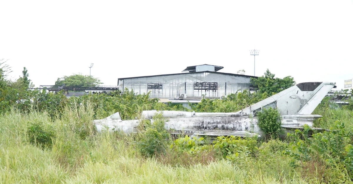 Di dời chiếc máy bay Mig21 bị "bỏ quên" tại Cà Mau