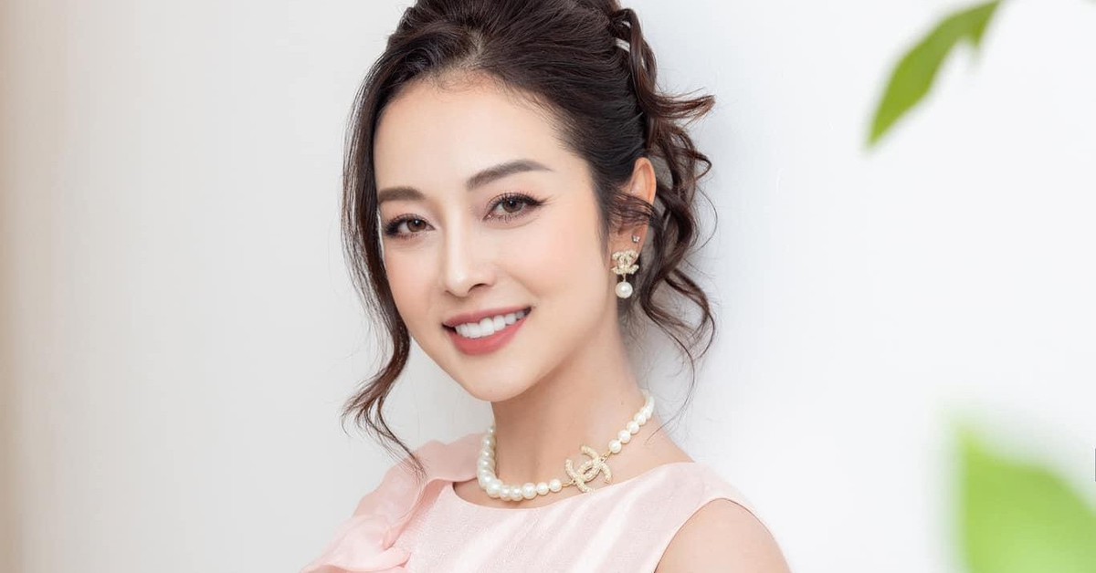 Jennifer Phạm nói về buông bỏ, vẻ bình dị nhưng vẫn xinh đẹp rạng rỡ