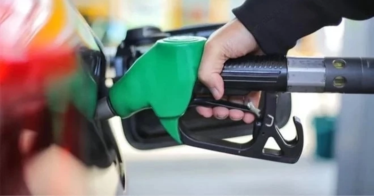 Giá xăng RON 95 giảm hơn 5.600 đồng/lít