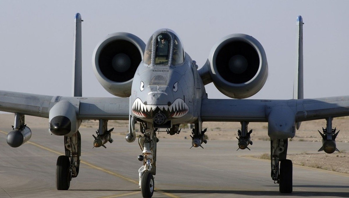 Mỹ tăng cường hoạt động tại eo biển Hormuz bằng máy bay A-10 và AH-64