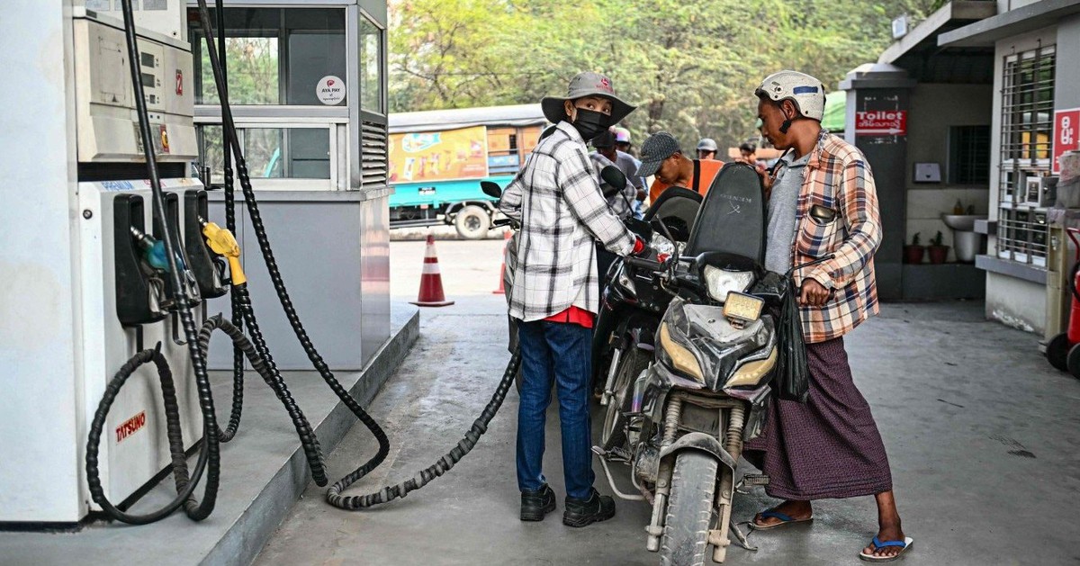 Người đi xe máy tại nước ASEAN này chỉ được mua 8 lít xăng mỗi tuần