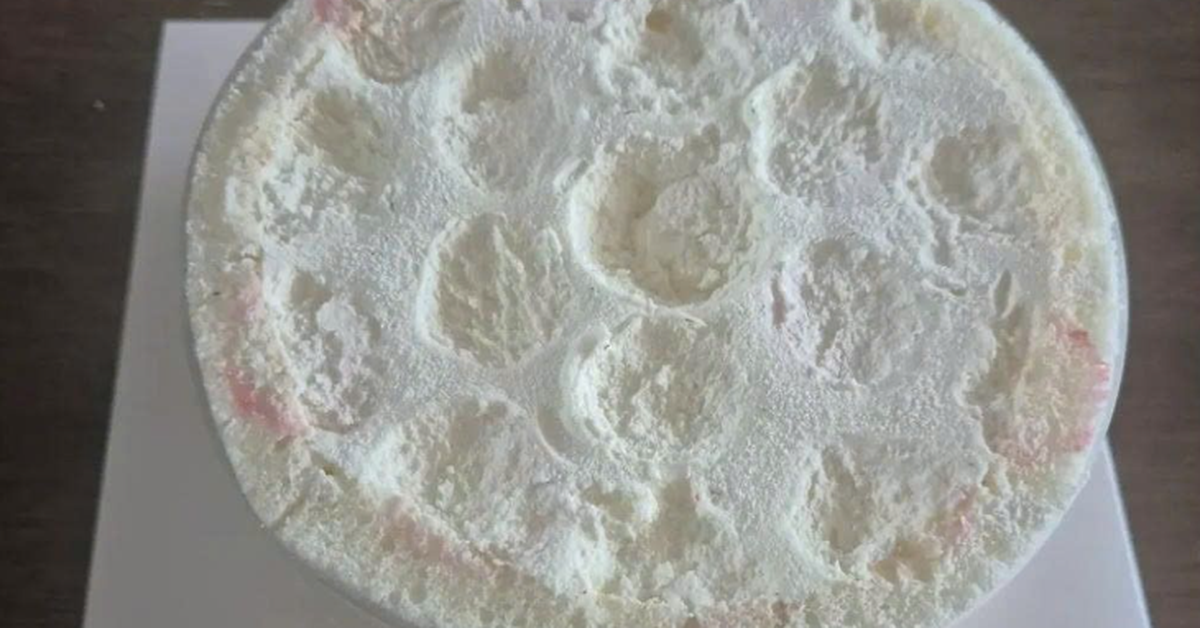 Chiếc bánh kem dâu tây với vẻ ngoài kỳ lạ gây tranh cãi