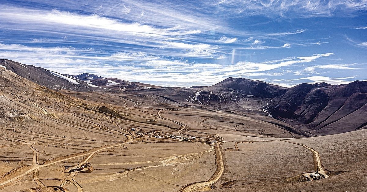 Khoan thẳng đứng xuống lòng đất, phát hiện 80 triệu ounce vàng bạc và 12 triệu tấn đồng