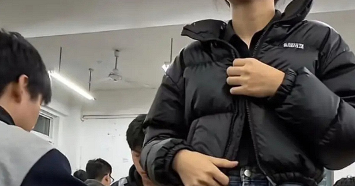 Chiếc váy cô giáo mặc đi dạy học khiến nam sinh cả lớp ngại ngùng, không dám ngẩng mặt lên nhìn!