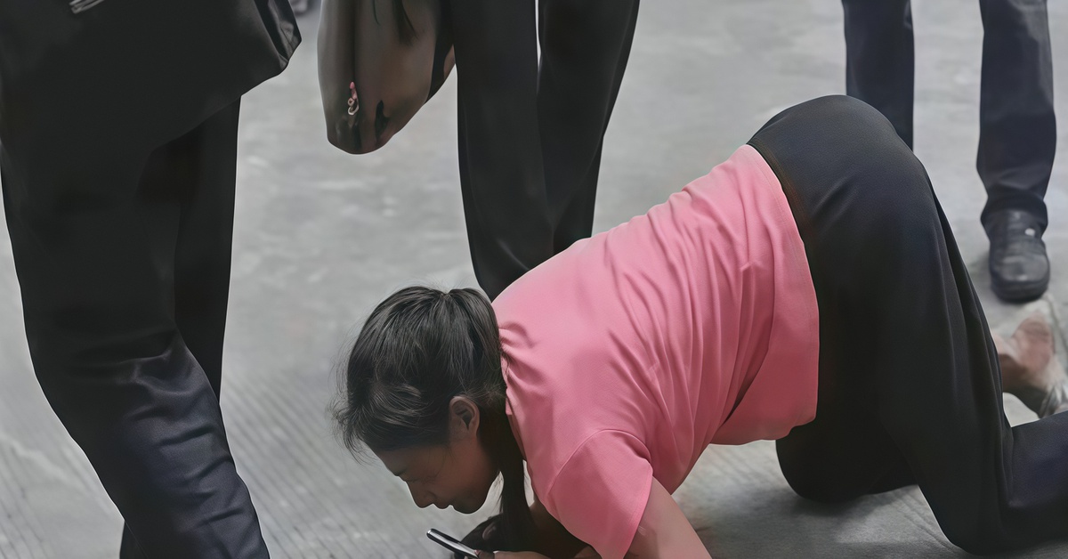 “Nó là em ruột của con mà!” - Người mẹ ngoài 60 tuổi quỳ xin con gái, câu đáp trả của cô gây tranh cãi