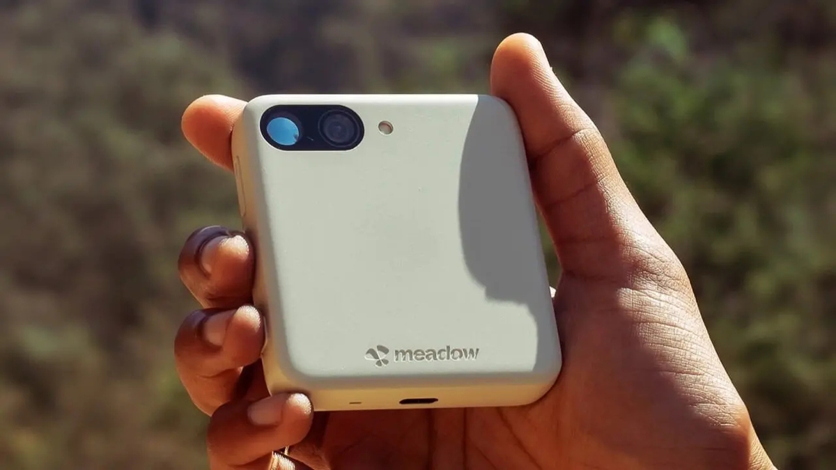 Điện thoại trông như iPhone 5c bẻ đôi, cắt hết tính năng, không mạng xã hội, email công việc, giá từ 10 triệu