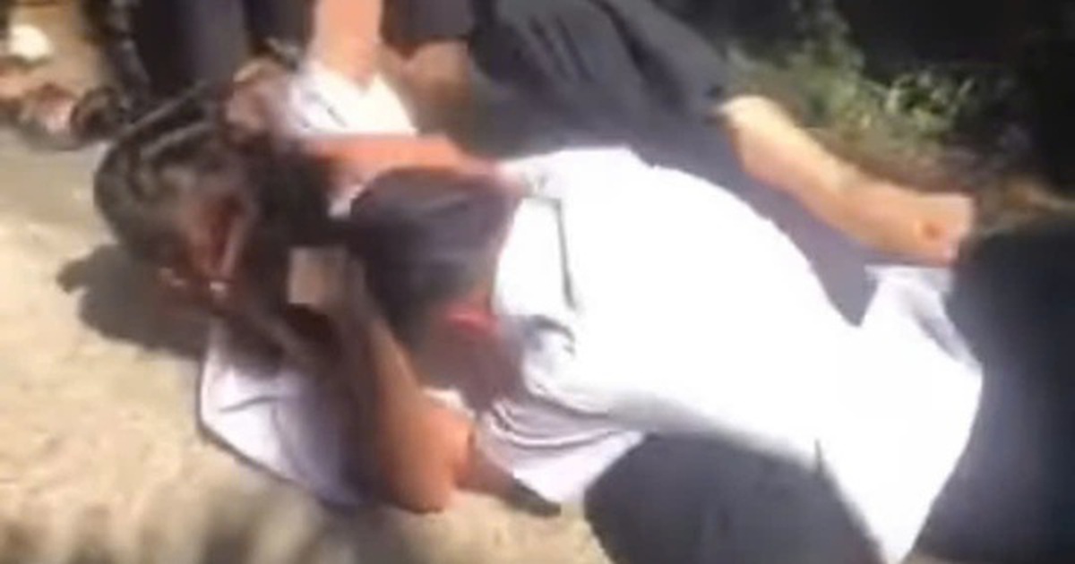 Rùng mình với clip nữ sinh đánh bạn bầm dập, nhóm bạn reo hò